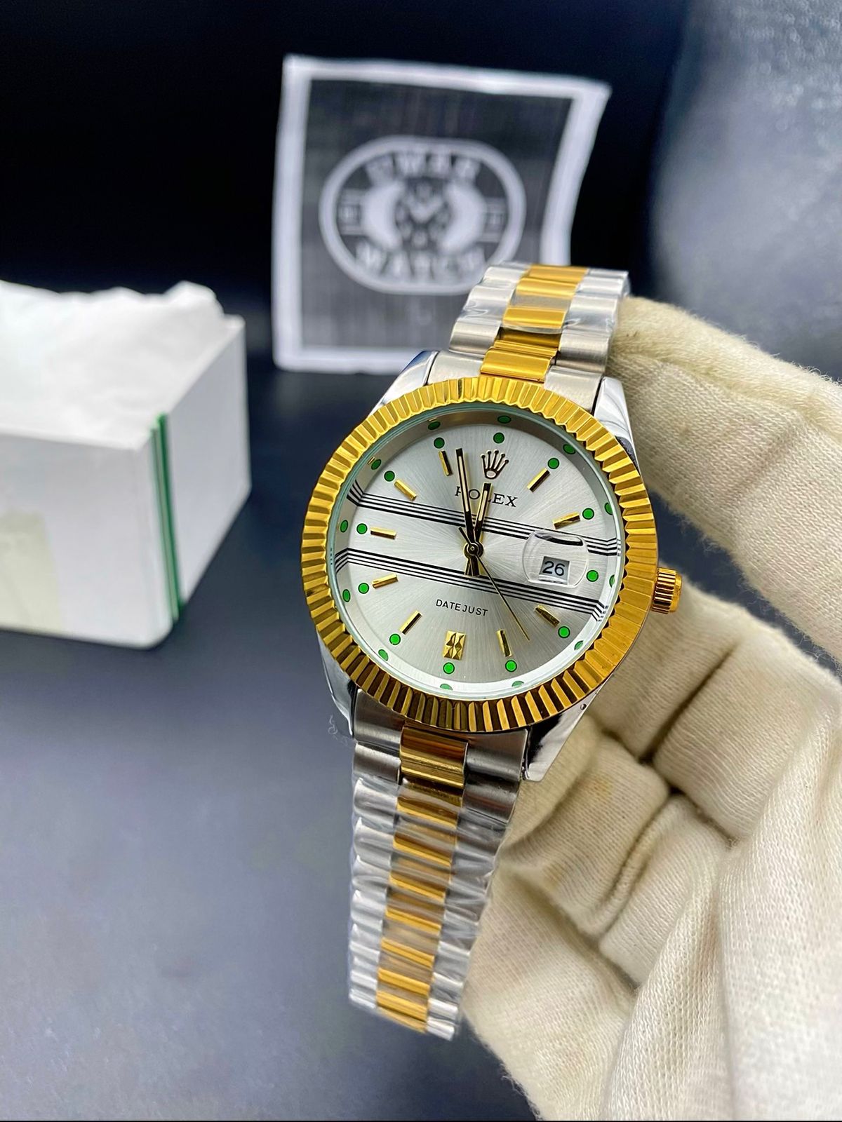 Premium Men’s Wristwatch with Elegant Two-Tone Design and Date Disply